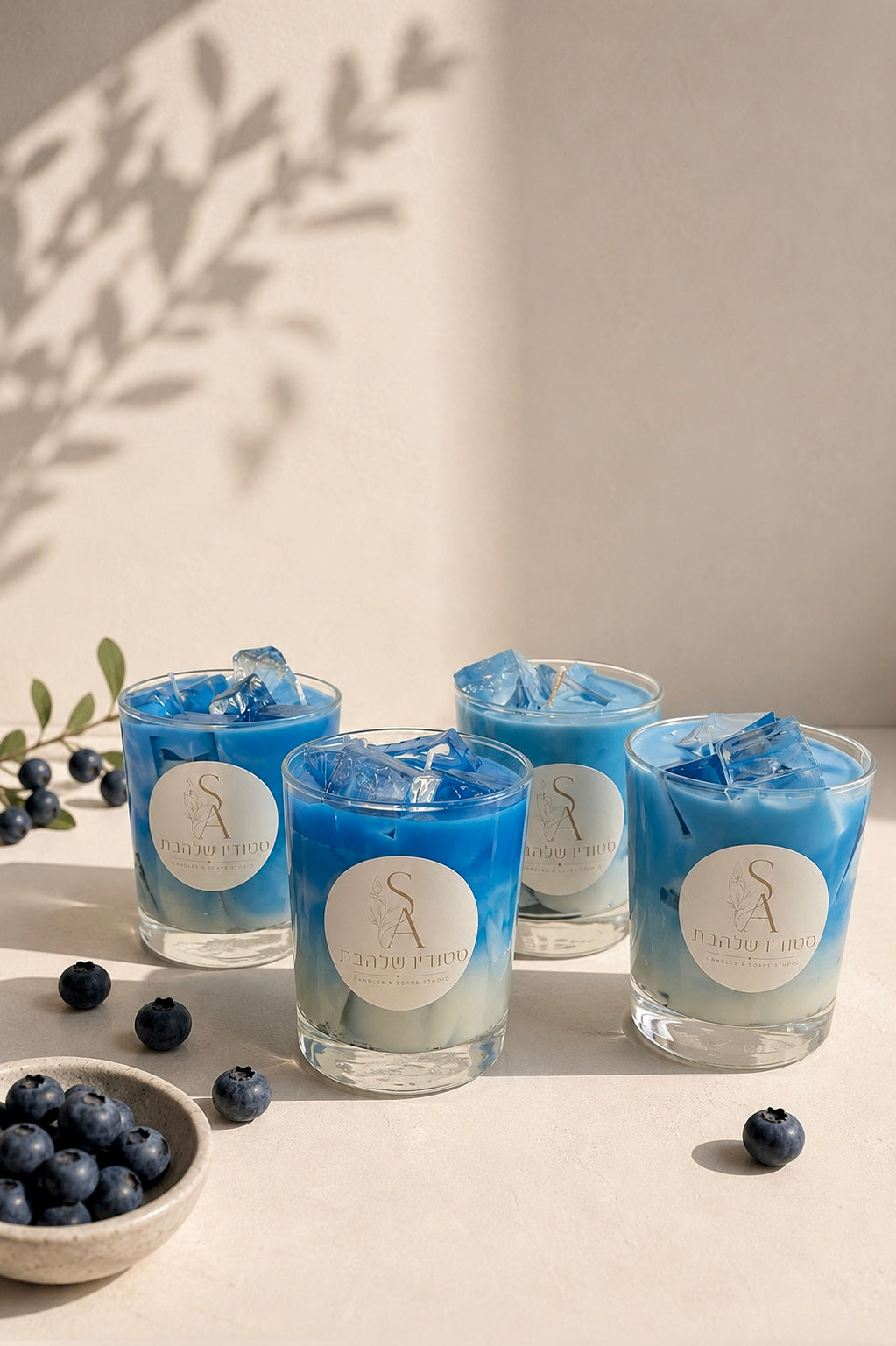 Blueberry Iced Latte – נר אוכמניות בעבודת יד, מבט נוסף