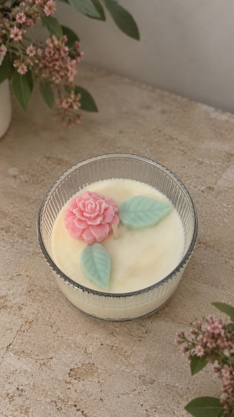 נר Fleur בכלי זכוכית עם פרחים פיסוליים בגוונים עדינים