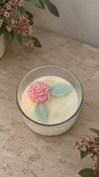 נר Fleur בכלי זכוכית עם פרחים פיסוליים בגוונים עדינים