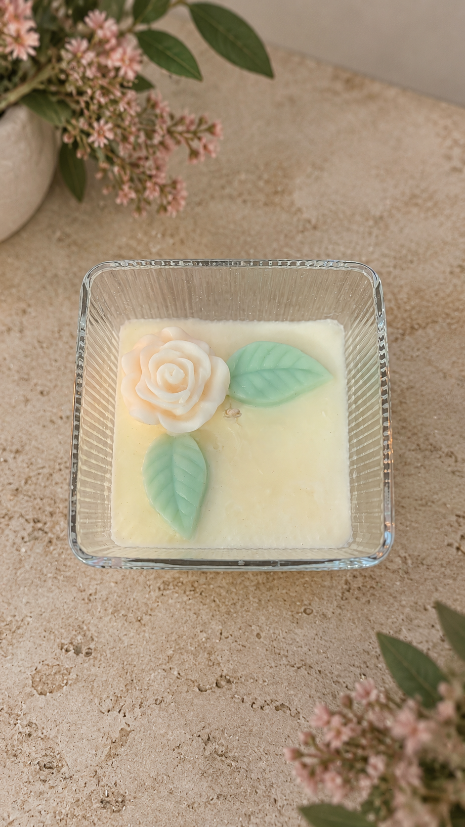 נר Fleur – מבט קרוב על העיטור הפרחוני