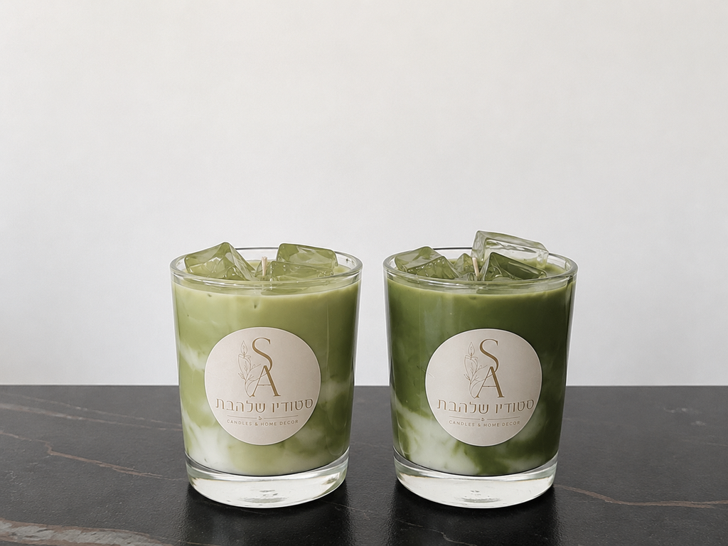 Matcha Latte – שני נרות מאצ'ה זה לצד זה