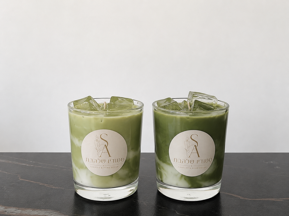 Matcha Latte – שני נרות מאצ'ה זה לצד זה