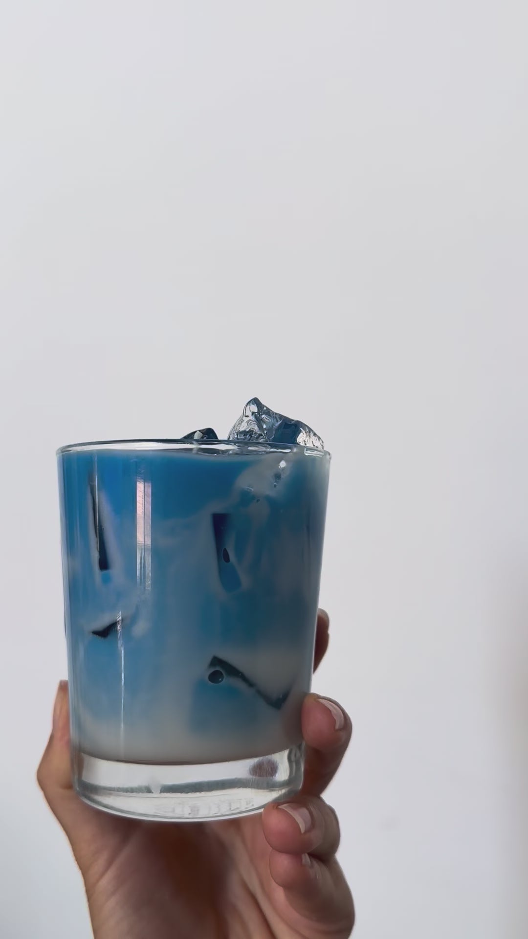 סרטון קצר של נר Blueberry Iced Latte בעבודת יד משעוות סויה טבעית